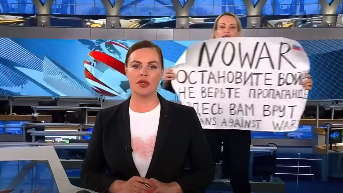 Desaparece periodista rusa que protestó contra la guerra en el noticiero