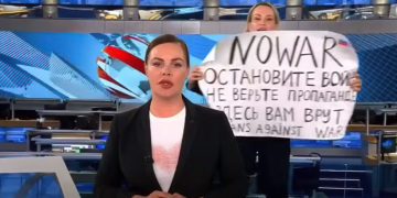 Desaparece periodista rusa que protestó contra la guerra en el noticiero