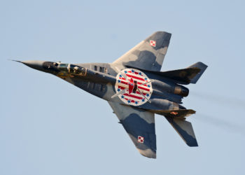 Zelensky insta a EE. EE. a aceptar la oferta polaca de suministrar aviones de combate a Ucrania