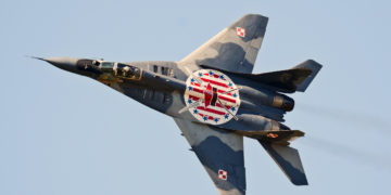 Zelensky insta a EE. EE. a aceptar la oferta polaca de suministrar aviones de combate a Ucrania