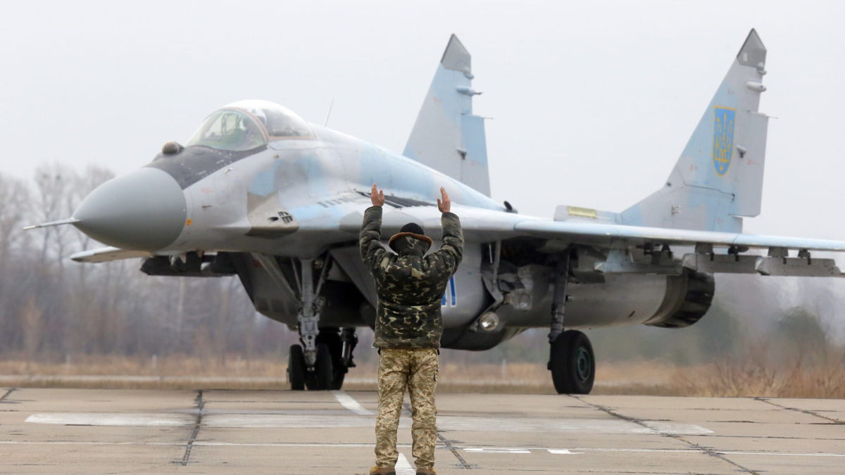 Un avión de combate ucraniano MIG-29 está estacionado en la base aérea de Vasilkov, en las afueras de Kiev, Ucrania, el miércoles 23 de noviembre de 2016. (AP/Efrem Lukatsky)