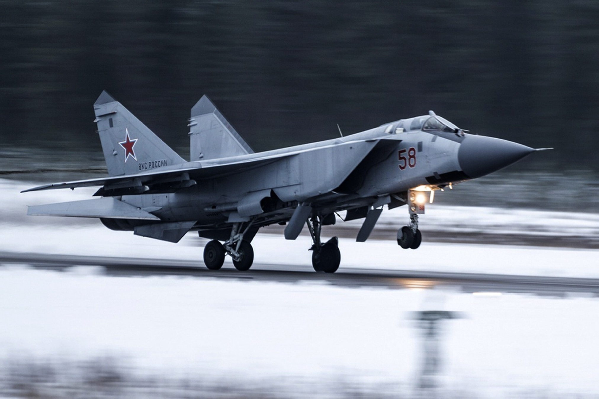 Un caza MiG-31 de la fuerza aérea rusa despega en una base aérea durante unos ejercicios militares en la región de Tver, Rusia, el 14 de febrero de 2022. (Servicio de prensa del Ministerio de Defensa ruso vía AP)