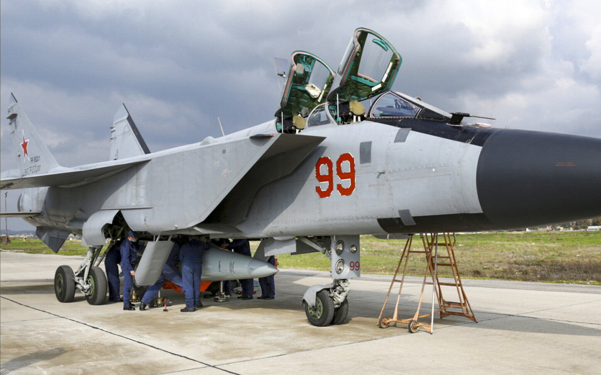 Un avión de combate MiG-31 de la fuerza aérea rusa que lleva un misil de crucero hipersónico Kinzhal está estacionado en la base aérea de Hemeimeem en Siria, el 15 de febrero de 2022. (Servicio de prensa del Ministerio de Defensa ruso vía AP)