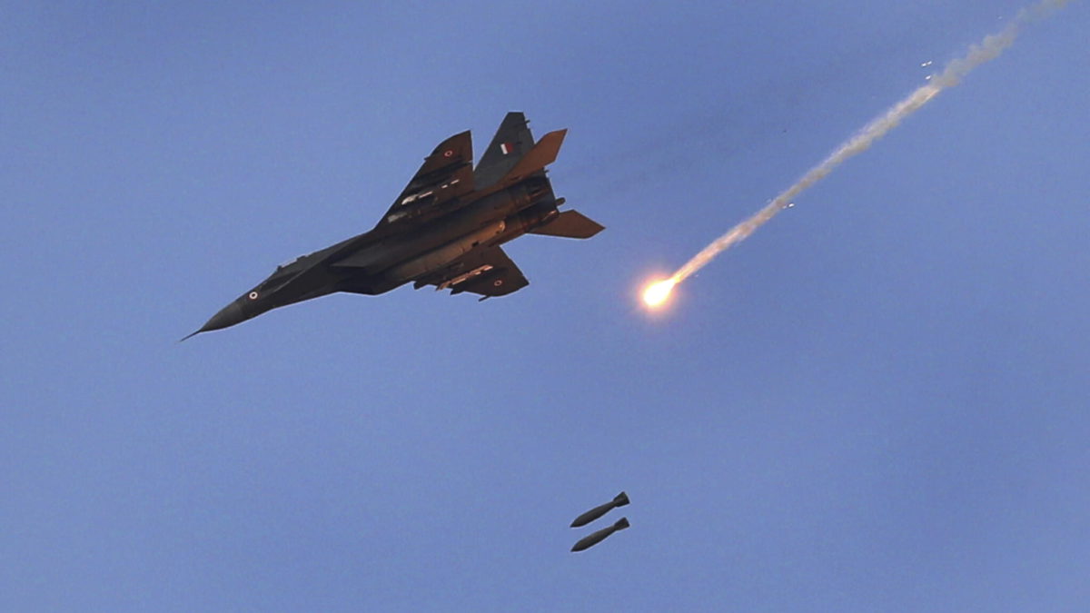 Un MIG 29 de la Fuerza Aérea India (IAF) suelta bombas durante un ejercicio aéreo denominado 'Vayu Shakti-2019', o poder aéreo, en Pokhran, en el estado occidental indio de Rajastán, el sábado 16 de febrero de 2019. (AP/Manish Swarup)