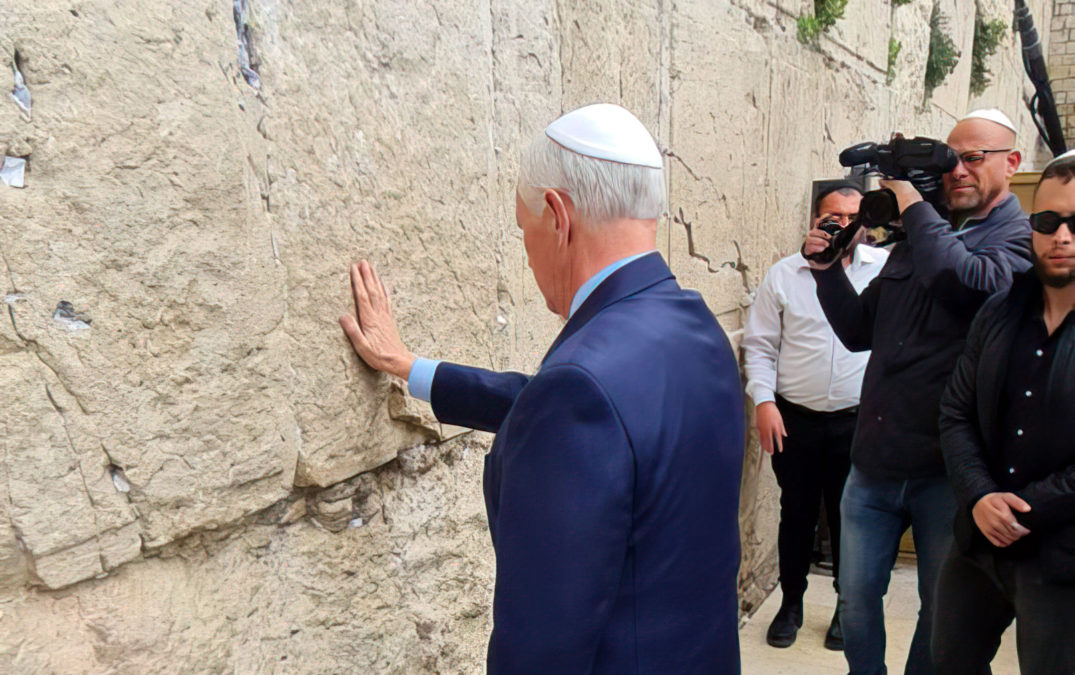 El expresidente de EE. UU. Mike Pence llega al Muro Occidental