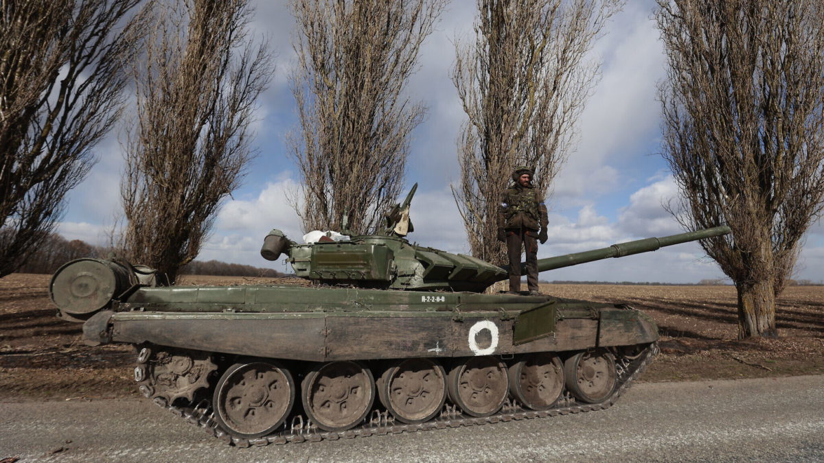Un militar ucraniano se encuentra sobre un tanque en el pueblo de Lukyanivka, región de Kiev, Ucrania, el 27 de marzo de 2022. (Foto AP)