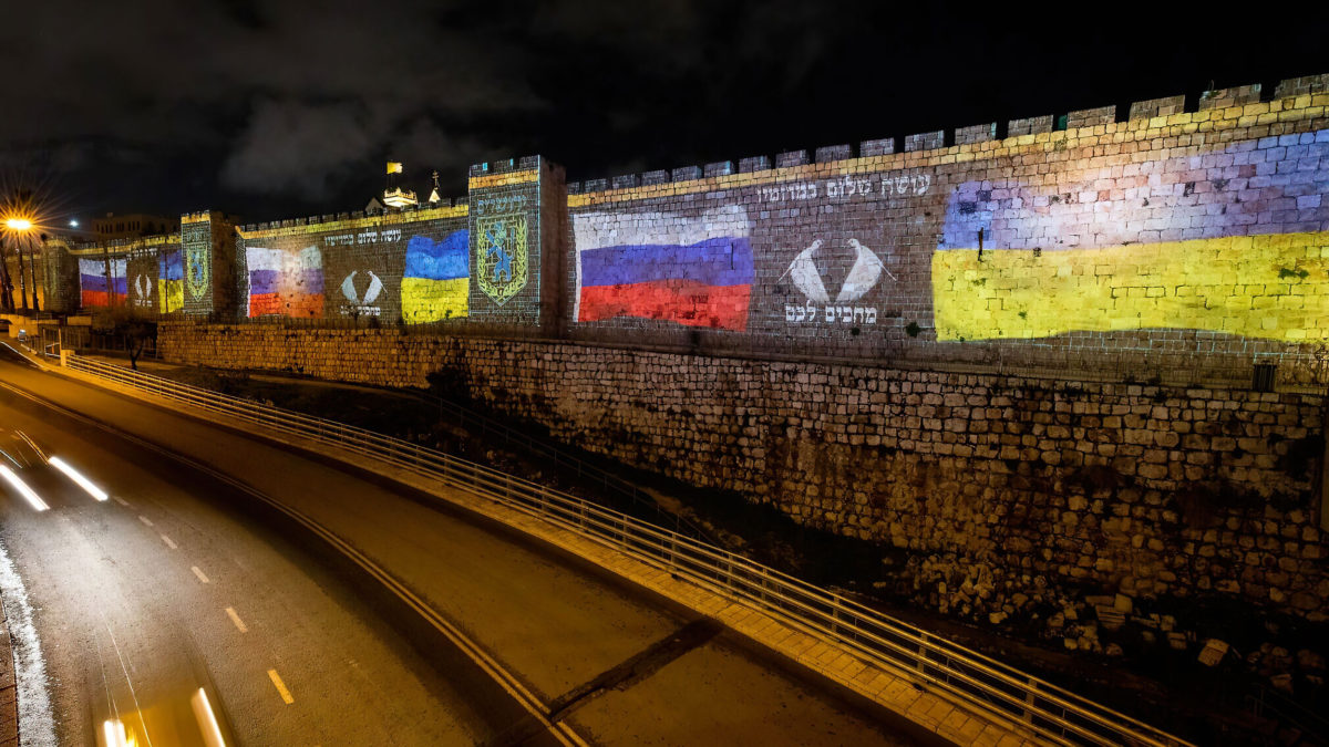 Jerusalén se ilumina con las banderas de Ucrania y Rusia