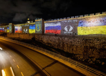 Jerusalén se ilumina con las banderas de Ucrania y Rusia