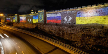 Jerusalén se ilumina con las banderas de Ucrania y Rusia