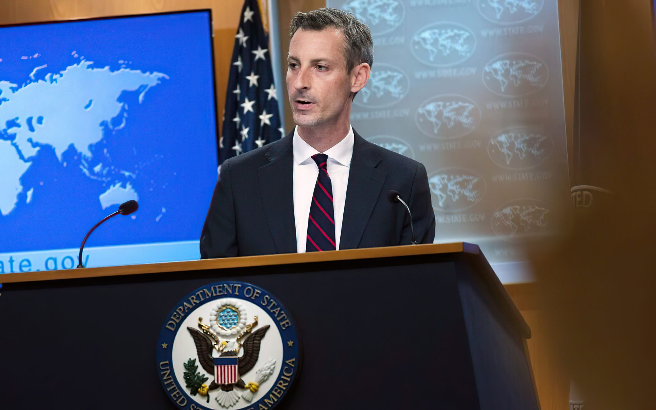 El portavoz del Departamento de Estado de EE. UU., Ned Price, habla durante una conferencia de prensa en el Departamento de Estado, el 10 de marzo de 2022, en Washington, DC. (Manuel Balce Ceneta/Pool/AFP)