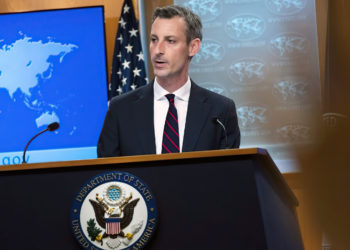 El portavoz del Departamento de Estado de EE. UU., Ned Price, habla durante una conferencia de prensa en el Departamento de Estado, el 10 de marzo de 2022, en Washington, DC. (Manuel Balce Ceneta/Pool/AFP)