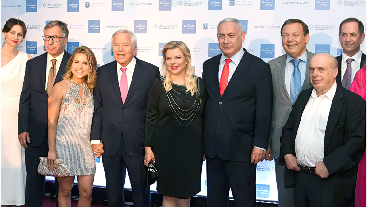 De izquierda a derecha: Ekaterina Kosina, Petr Aven, Jessica Kraft, Robert Kraft, Sara Netanyahu, Benjamin Netanyahu, Mikhail Fridman y Natan Sharansky en la alfombra roja de la ceremonia del Premio Génesis, el 20 de junio de 2019. (Haim Zach/GPO)