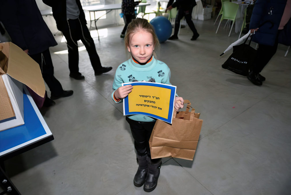 Niños traídos de Ucrania a Israel hacen paquetes de Purim para los que se quedaron