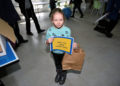 Niños traídos de Ucrania a Israel hacen paquetes de Purim para los que se quedaron