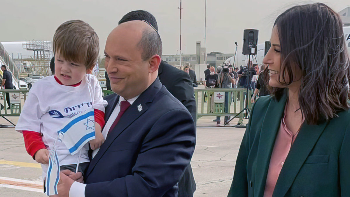 Huérfanos judíos que huyeron de Ucrania son recibidos por Bennett en Israel