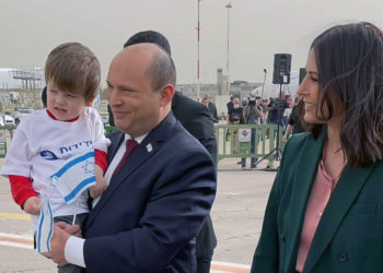 Huérfanos judíos que huyeron de Ucrania son recibidos por Bennett en Israel