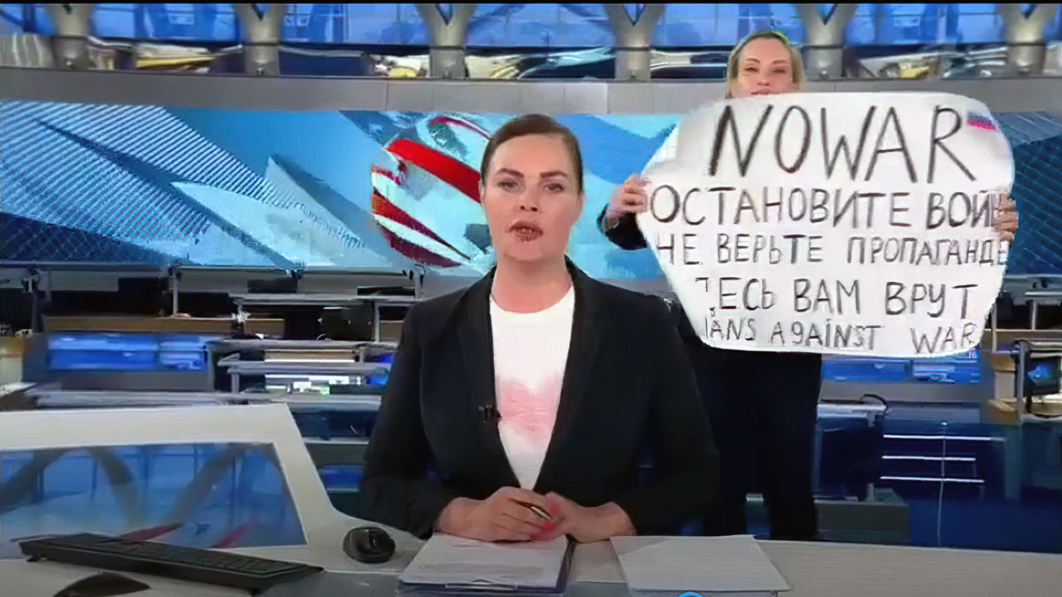 Una empleada de la televisión rusa interrumpe el telediario con un cartel de “No a la guerra”