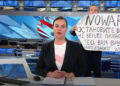 Una empleada de la televisión rusa interrumpe el telediario con un cartel de “No a la guerra”