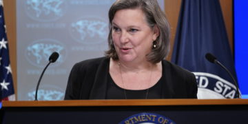 La subsecretaria de Asuntos Públicos del Departamento de Estado, Victoria Nuland, habla durante una sesión informativa en el Departamento de Estado en Washington, el 27 de enero de 2022. (Susan Walsh/AP)