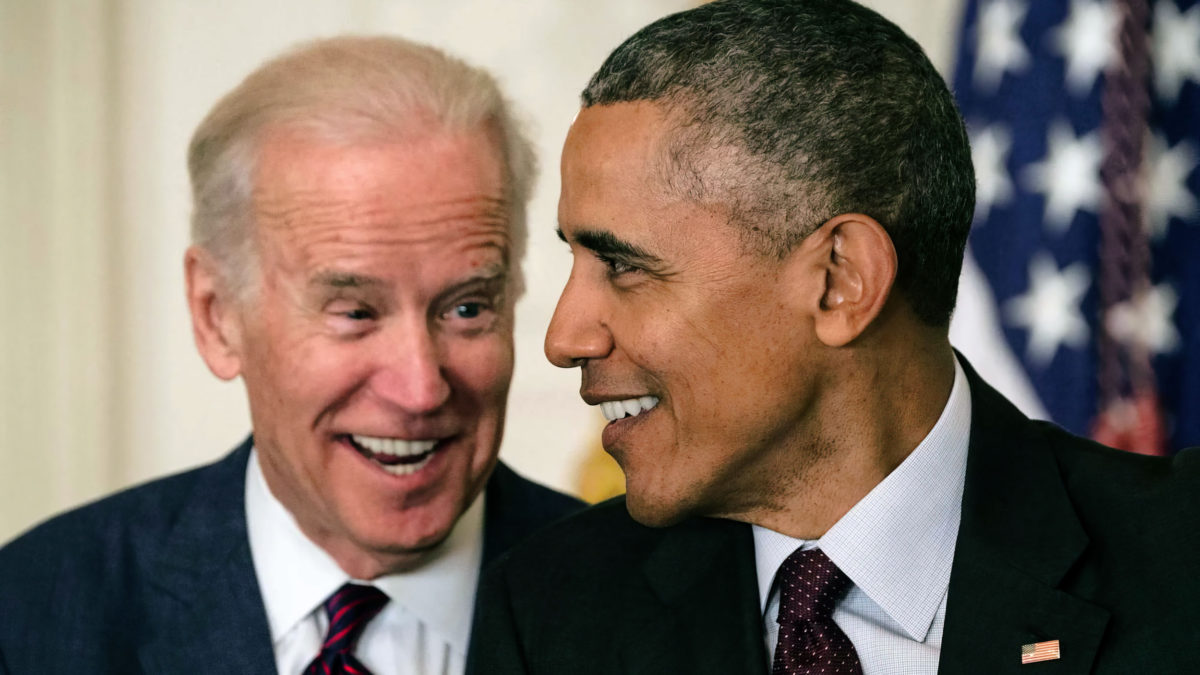 Barack Obama y Joe Biden asisten a un acto en la Casa Blanca en 2016. NICHOLAS KAMM/AFP VIA GETTY IMAGES