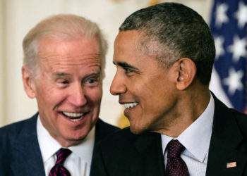 Barack Obama y Joe Biden asisten a un acto en la Casa Blanca en 2016. NICHOLAS KAMM/AFP VIA GETTY IMAGES