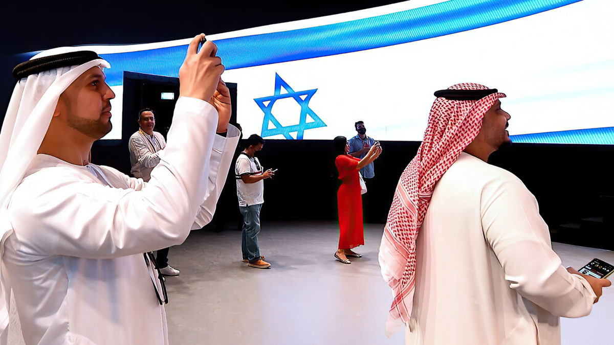 La gente se hace fotos en el pabellón de Israel durante una visita de los medios de comunicación antes de la inauguración de la Expo 2020 de Dubai en el Emirato del Golfo el 27 de septiembre de 2021 (AFP)