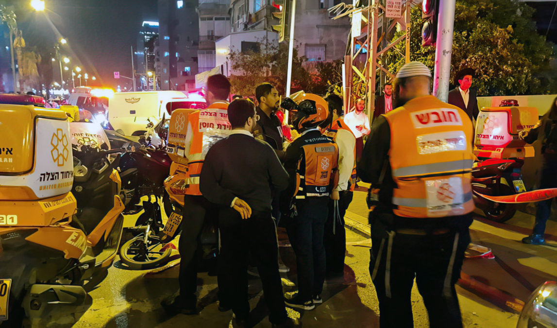 Un paramédico dice que el terrorista de Bnei Brak intentó dispararle, pero no pudo hacerlo