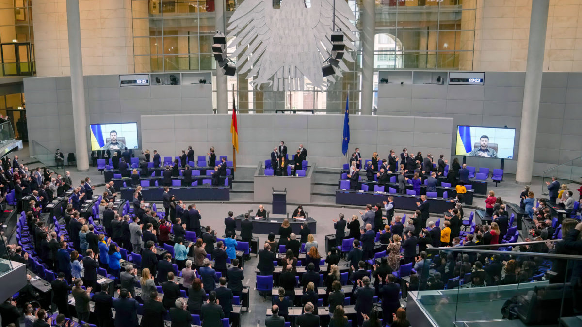 Zelensky invoca el lema del Holocausto “nunca más” ante los diputados alemanes