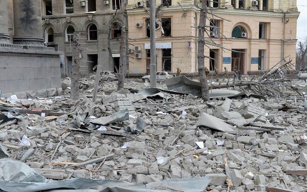 Vista de la plaza del ayuntamiento dañado en Jarkov, Ucrania, el 1 de marzo de 2022, destruida como consecuencia de los bombardeos de las tropas rusas. (Sergey Bobok/AFP)