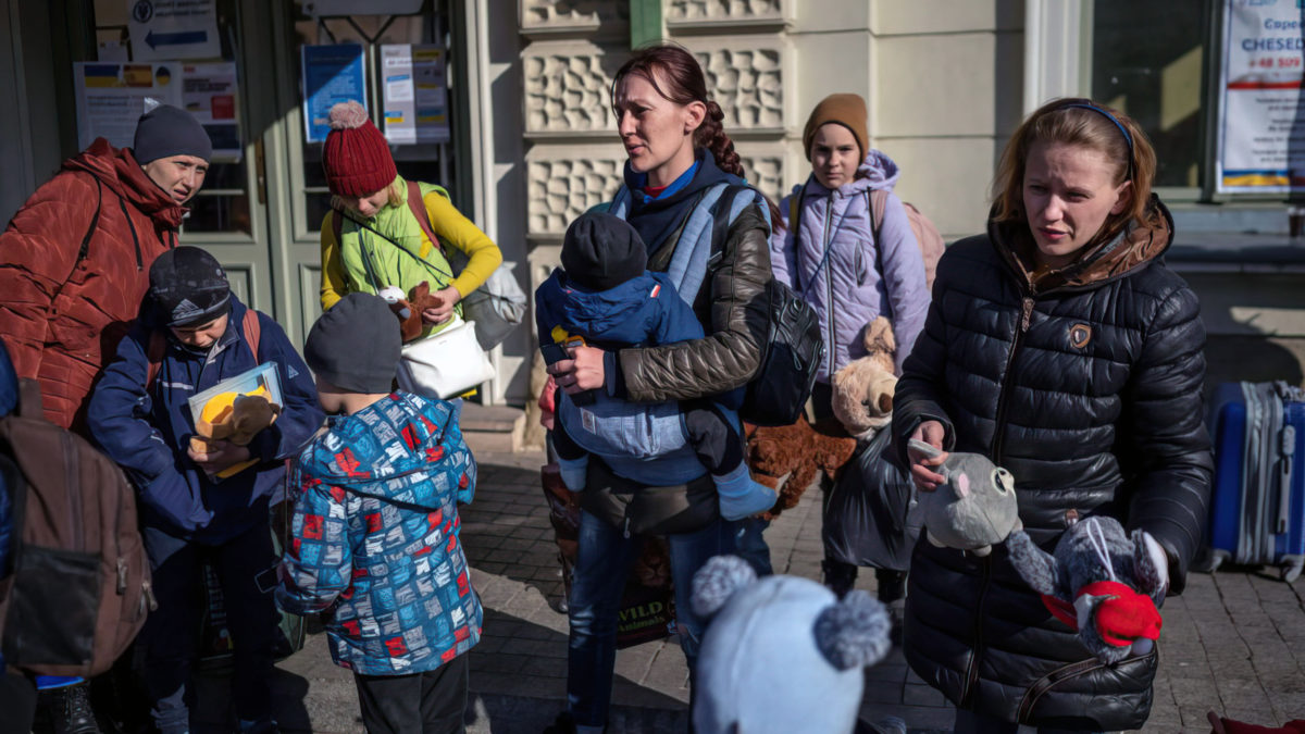 Ilustrativo - Mujeres con niños se ven fuera de la principal estación de tren en Przemysl, sureste de Polonia, cerca de la frontera polaco-ucraniana, mientras los refugiados de Ucrania esperan para subir a los autobuses a otros destinos en Polonia, el 24 de marzo de 2022, tras la invasión de Rusia de Ucrania (Angelos Tzortzinis / AFP)