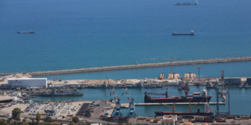 Detienen a un hombre de Haifa por apuñalar a un soldado de la marina francesa en el puerto