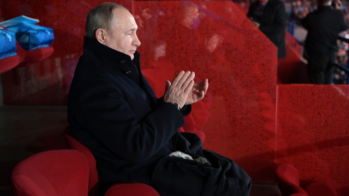 El presidente ruso Vladimir Putin aplaude durante la ceremonia de apertura de los Juegos Olímpicos de Invierno 2022 en el emblemático Estadio Nacional Nido de Pájaro, en Pekín, China, el viernes 4 de febrero de 2022. (Alexei Druzhinin, Sputnik, Kremlin Pool Photo vía AP)