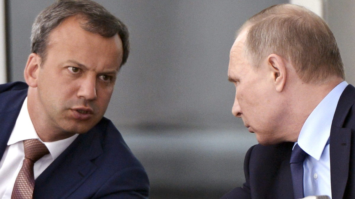 El presidente ruso Vladimir Putin, a la derecha, escucha al viceprimer ministro Arkady Dvorkovich durante una reunión en Volgogrado, Rusia, el 15 de agosto de 2016. (Alexei Nikolsky, Sputnik, Kremlin Pool Photo vía AP)