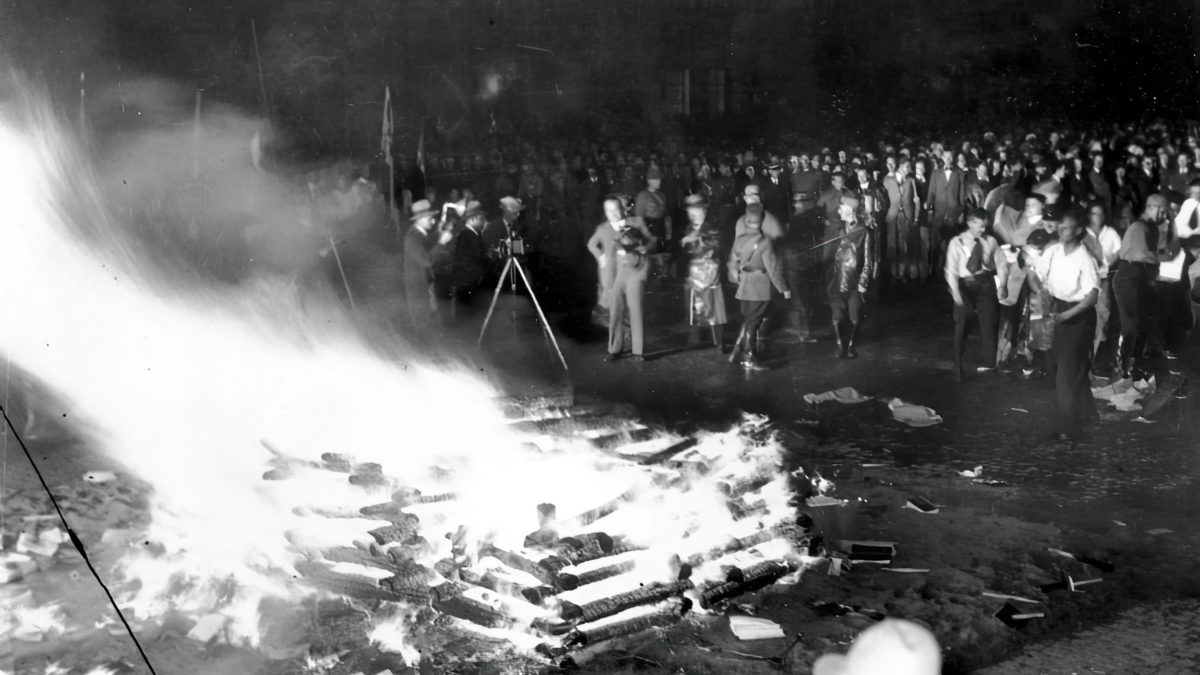 Una multitud se reúne para presenciar la quema de miles de libros, considerados “no alemanes”, en la Plaza de la Ópera de Berlín, Alemania, durante la quema de libros Buecherverbrennung el 10 de mayo de 1933. (Foto AP)