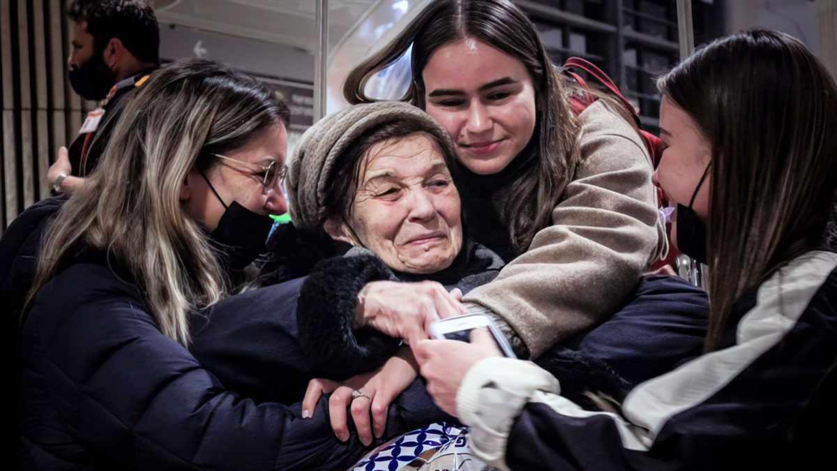 Refugiada ucraniana y superviviente del Holocausto llega a Israel