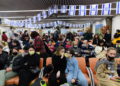 Inmigrantes judíos que huyen de las zonas de guerra en Ucrania llegan a la oficina de inmigración y absorción israelí, en el aeropuerto Ben Gurion, cerca de Tel Aviv, el 15 de marzo de 2022. (Tomer Neuberg/Flash90)