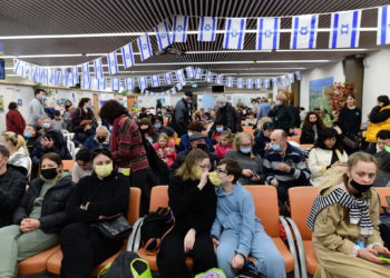 Inmigrantes judíos que huyen de las zonas de guerra en Ucrania llegan a la oficina de inmigración y absorción israelí, en el aeropuerto Ben Gurion, cerca de Tel Aviv, el 15 de marzo de 2022. (Tomer Neuberg/Flash90)