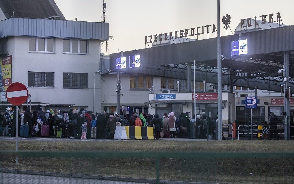 Refugiados de Ucrania hacen cola para entrar en Polonia en el paso fronterizo de Medyka, en el este de Polonia, el 28 de febrero de 2022. (Wojtek Radwanski/AFP)