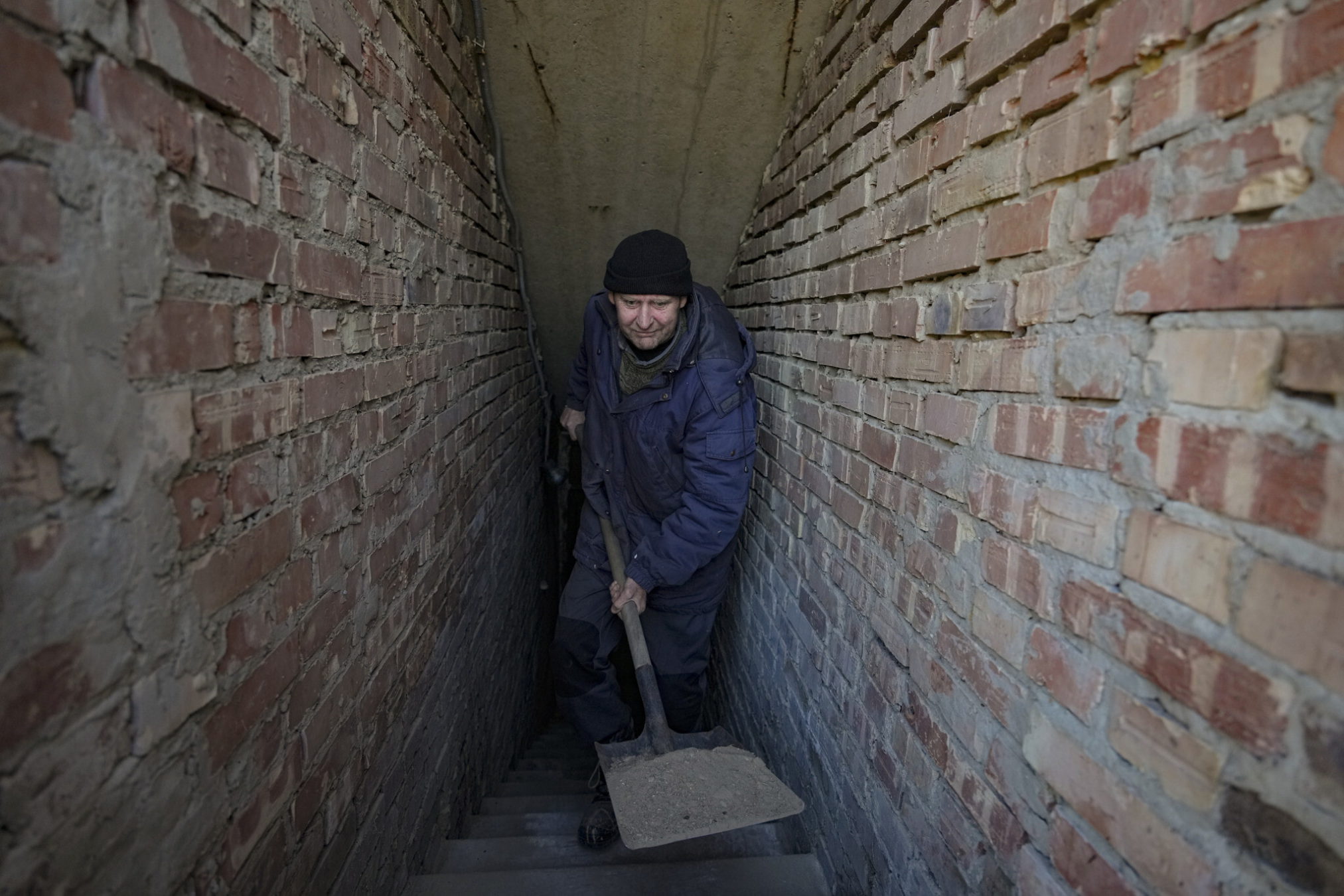 Un hombre limpia un refugio antibombas en Kiev, Ucrania, el 28 de febrero de 2022. (Vadim Ghirda/AP)