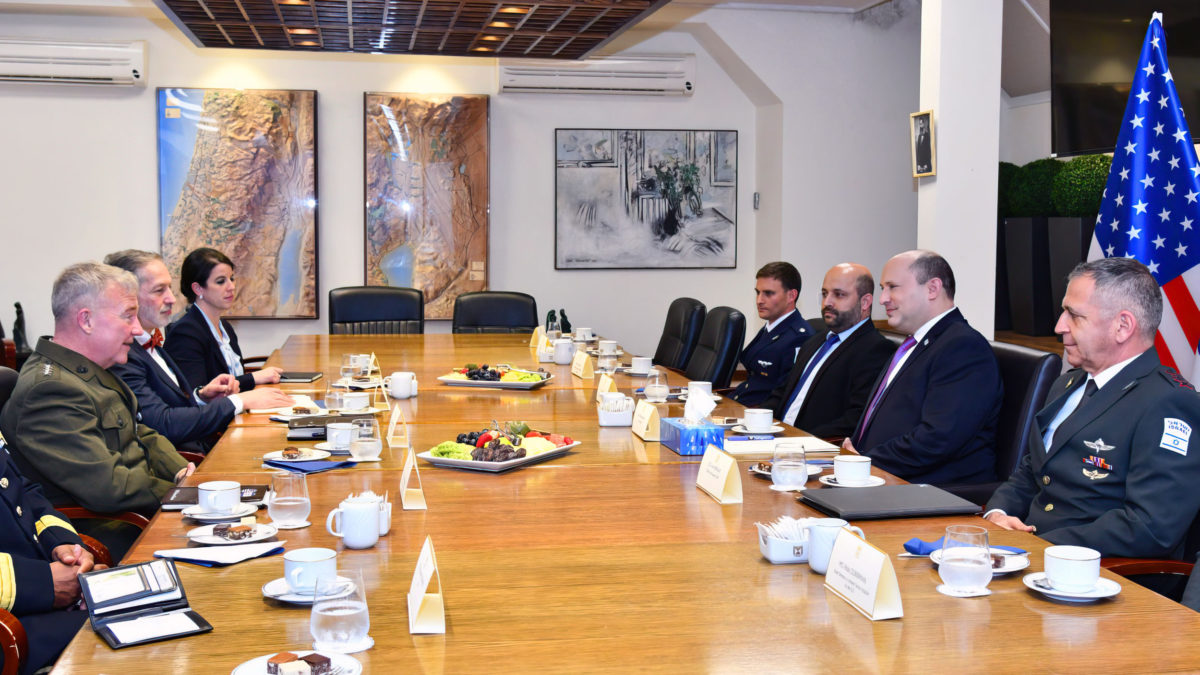 (R) El Jefe de Estado Mayor de las FDI, Aviv Kohavi, el primer ministro Naftali Bennett y el presidente del Consejo de Seguridad Nacional, Eyal Hulata, se reúnen con el general Frank McKenzie (izq.), jefe del Mando Central de EE. UU., el 3 de marzo de 2022. (Haim Zach/GPO)