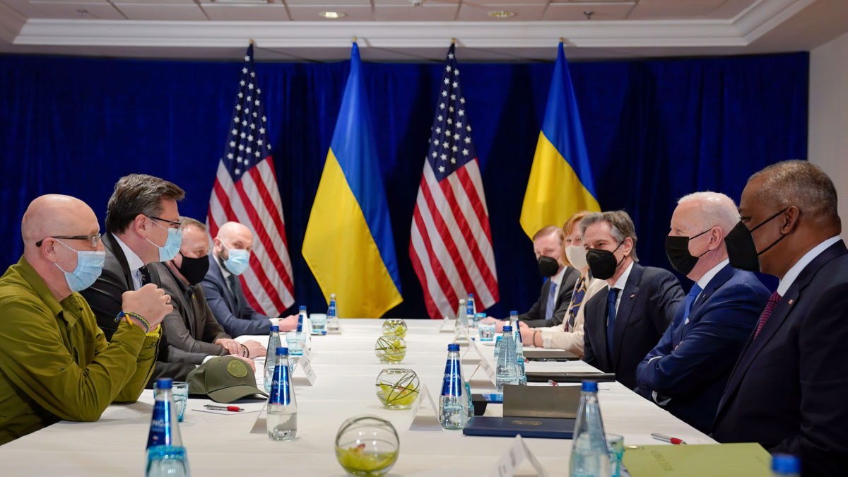 Biden se reúne con los ministros ucranianos en Varsovia