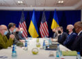 Biden se reúne con los ministros ucranianos en Varsovia