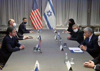 El secretario de Estado de EE. UU. Antony Blinken (izq.) se reúne con el ministro de Asuntos Exteriores Yair Lapid (segundo derecha) en Riga, Letonia, el 7 de marzo de 2022. (Olivier Douliery/Pool/AFP)