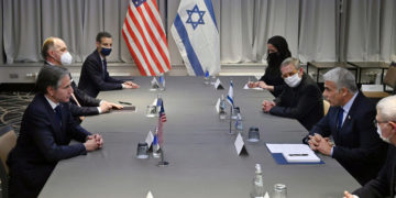 El secretario de Estado de EE. UU. Antony Blinken (izq.) se reúne con el ministro de Asuntos Exteriores Yair Lapid (segundo derecha) en Riga, Letonia, el 7 de marzo de 2022. (Olivier Douliery/Pool/AFP)