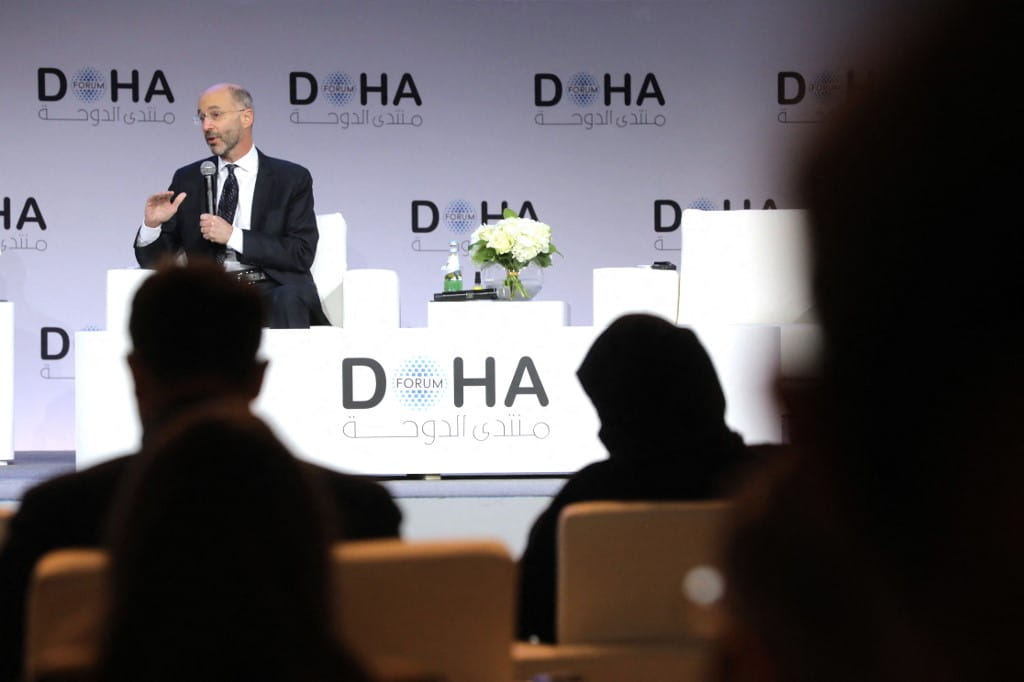 El representante especial de Estados Unidos para Irán, Robert Malley, participa en un panel en el Foro de Doha en la capital de Qatar el 27 de marzo de 2022. (MARWAN TAHTAH / MOFA / FORO DE DOHA)