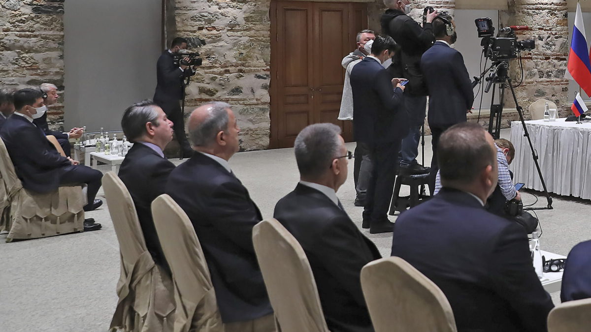 En esta foto proporcionada por la Presidencia turca, el ruso Roman Abramovich, segundo a la izquierda, escucha al presidente turco Recep Tayyip Erdogan durante la reunión de las delegaciones rusa y ucraniana para las conversaciones en Estambul, Turquía, el martes 29 de marzo de 2022. (Presidencia turca vía AP)
