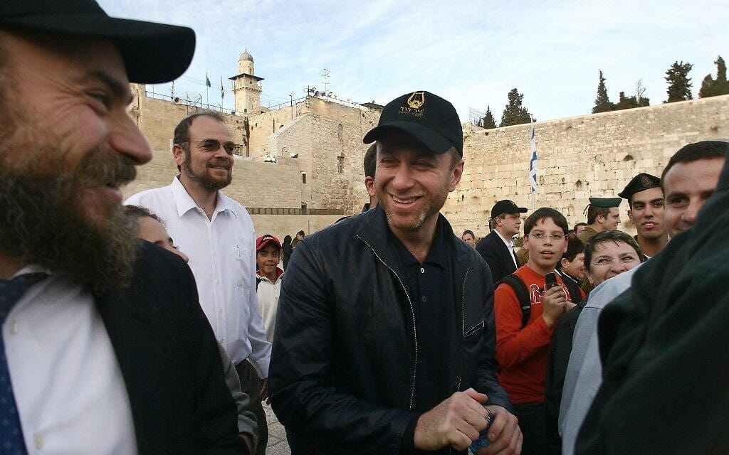 En esta foto de archivo tomada el 7 de febrero de 2006, el multimillonario ruso Roman Abramovich, propietario del Chelsea Football Club de Inglaterra, visita el Muro de las Lamentaciones en Jerusalén. (Orel Cohen/AFP)
