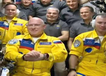 Los cosmonautas rusos niegan que los trajes amarillos y azules fueran un símbolo de Ucrania