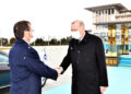 El presidente Isaac Herzog (izquierda) se reúne con el presidente turco Recep Tayyip Erdoğan fuera del complejo presidencial en Ankara el 9 de marzo de 2022. (Haim Zach/GPO)