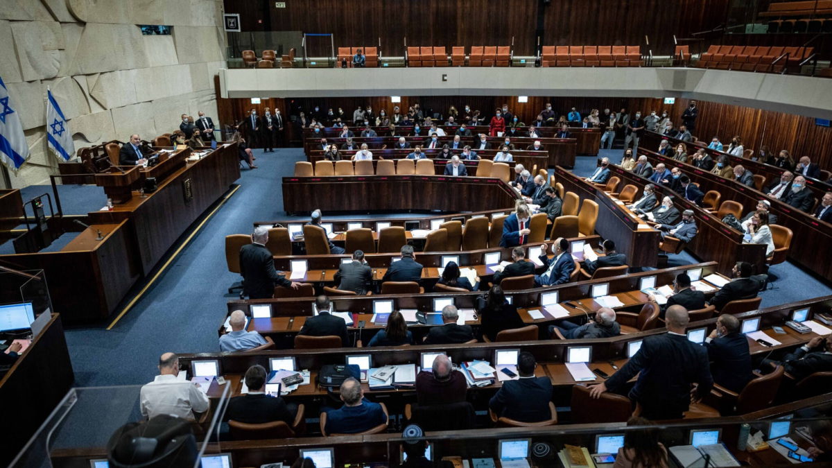 Una sLa Knesset vuelve del receso y comienza la prueba de supervivencia del gobierno de Bennett esión plenaria en el salón de actos de la Knesset en Jerusalén, el 5 de enero de 2022. (Yonatan Sindel/Flash90)